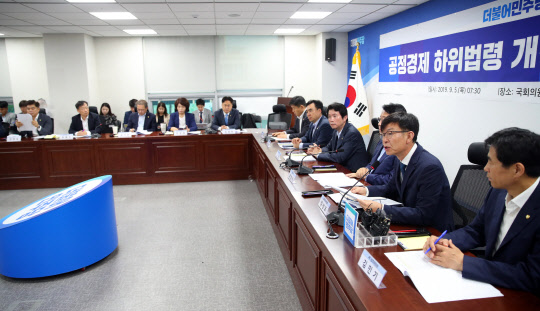 김상조 청와대 정책실장(오른쪽 두번째)이 5일 오전 여의도 국회 의원회관에서 열린 공정경제 하위법령 개정방안 당정협의에서 발언하고 있다. <연합뉴스>